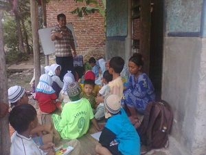 Pendidikan di Selatan Kota Cirebon, Belajar Ngampar di Atas Tikar