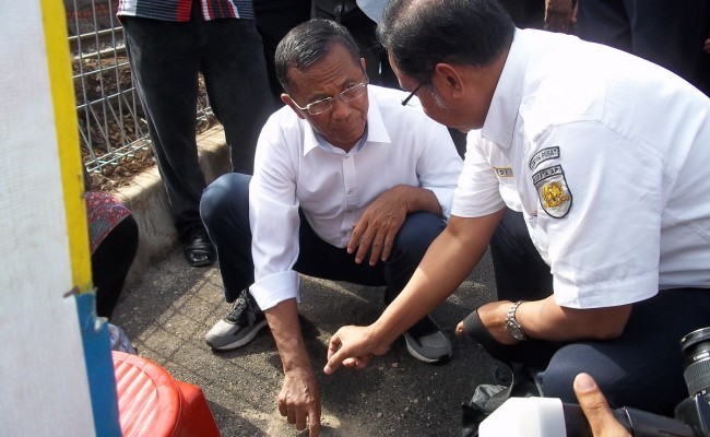 Rapat di Pinggir Jalan, Batu jadi Pulpen