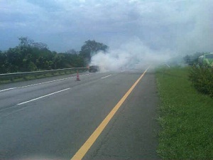 Suzuki Baleno Terbakar di Jalan Tol KM 211 Plumbon-Tegalkarang