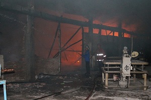 Pabrik Busa Terbakar, Kerugian Ditaksir Rp2 Miliar Lebih
