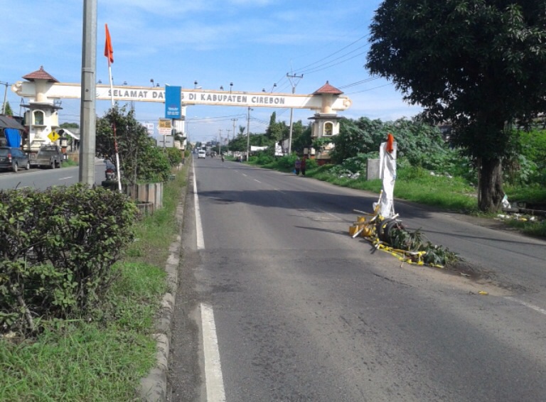 Gerbang Selamat Datang Kota Cirebon Disambut Jalan Rusak
