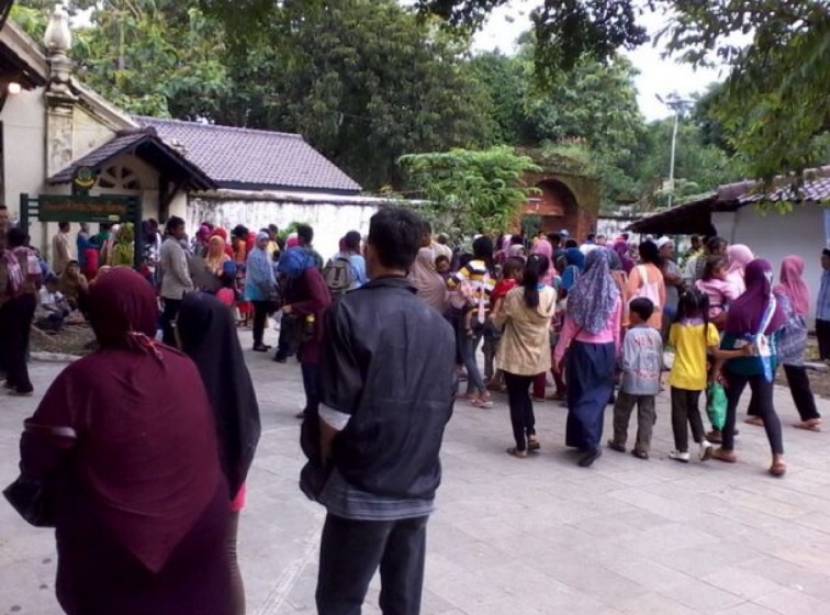 Warga Cirebon Membludak di Malam Menjelang Pelal