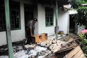 Tawuran Sirnabaya 20 Rumah Rusak 1 Unit Mobil Rusak 1 Rumah Terbakar
