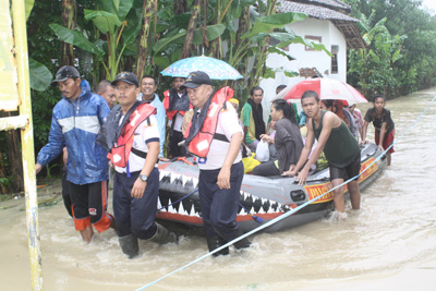 Lanal Cirebon Turun, Selamatkan Warga yang Sakit Terjebak Banjir