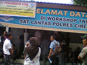 Warga Keluhkan Pelayanan Samsat Cirebon