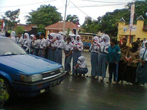 Siswa Sekolah di Kota Cirebon Sambut Kehadiran SBY