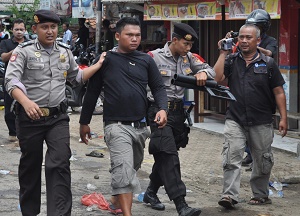 Unjuk Rasa Nelayan Berujung Bentrok, Polisi Bubarkan Paksa