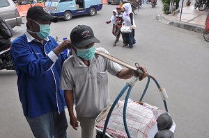 Sukri dan Tim Relawan DI Bagi-bagi Masker