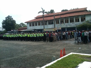 Ratusan Polisi Kepung Terminal Weru, Simulasi Pemilu 2014