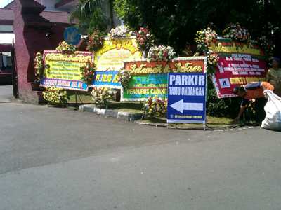 Karangan Bunga Penuhi Halaman Kantor DPRD Cirebon