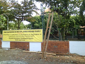 Banner Kuning “Ade Berliana” di Pintu Pagar Masjid Teja Suar