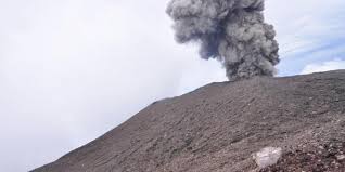 Gunung Slamet  Muntahkan Lava  Pijar Setinggi  100 Meter