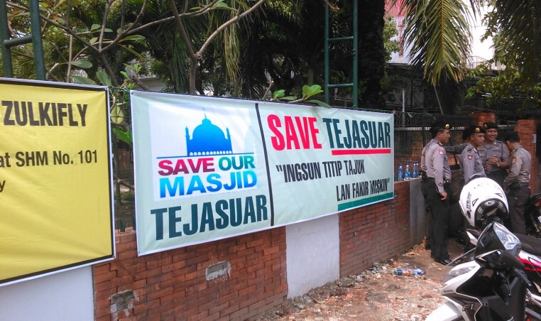 Banner “Save Teja Suar” Terpasang di Pagar Halaman Masjid