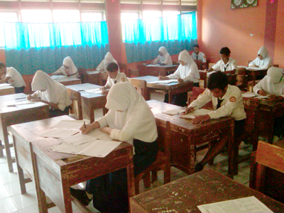 Hari Kedua UN SMPN 3 Sumber Terpantau Aman