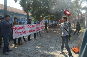 Mahasiswa Demo di Kampus Unswagati