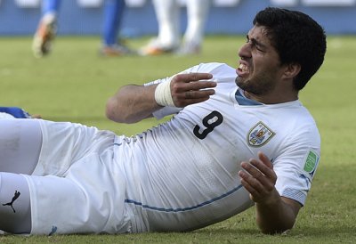 Suarez Akhirnya Dihukum FIFA