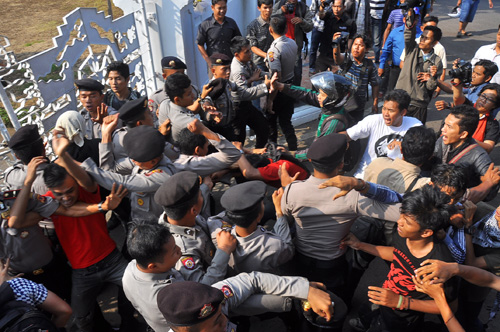 Demo Mobdin, Mahasiswa-Polisi Adu Jotos