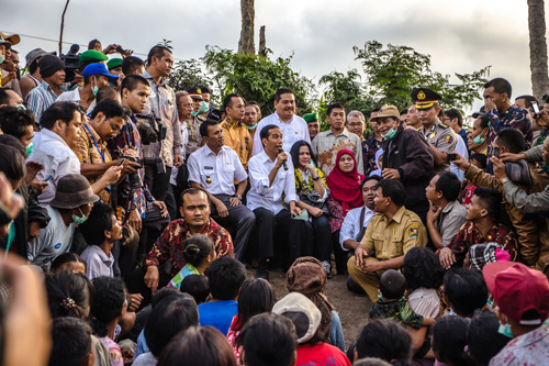 Jokowi Bagikan KIH Pada Warga Sinabung