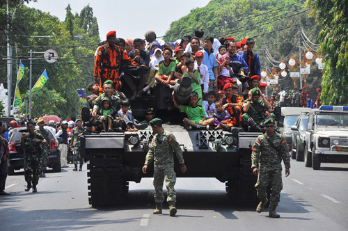 Konvoi Tank Leopard Hibur Warga Cirebon