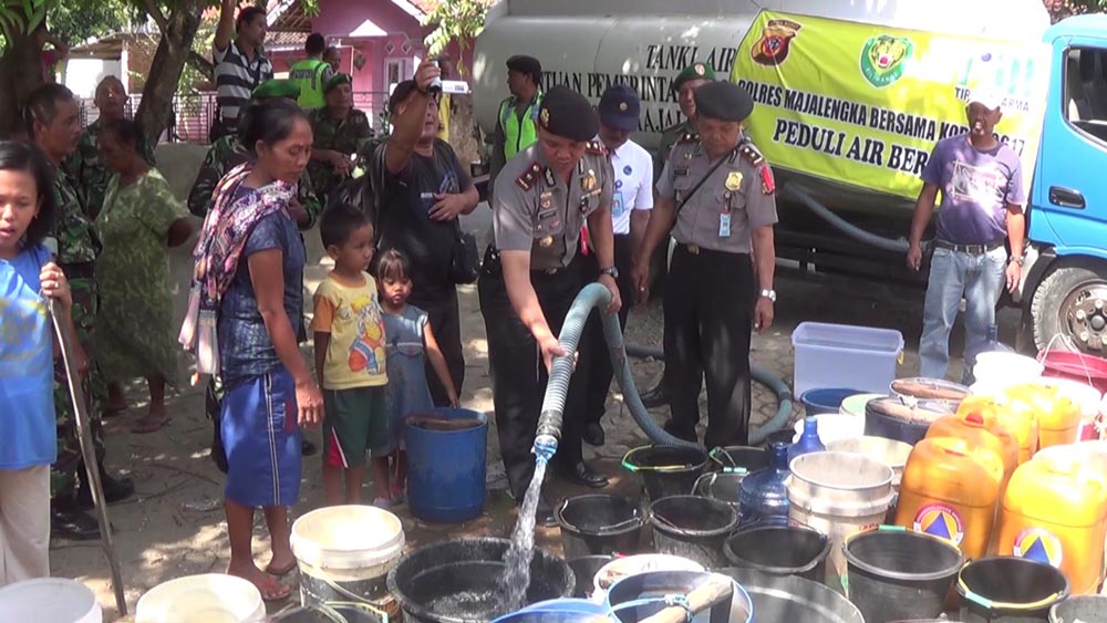 Polisi-TNI Bagi Air Bersih ke Warga