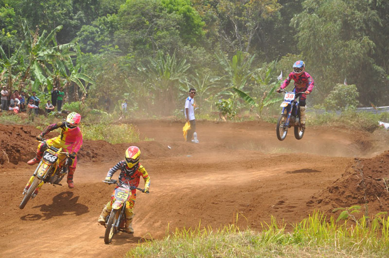 Ratusan Crosser Adu Cepat