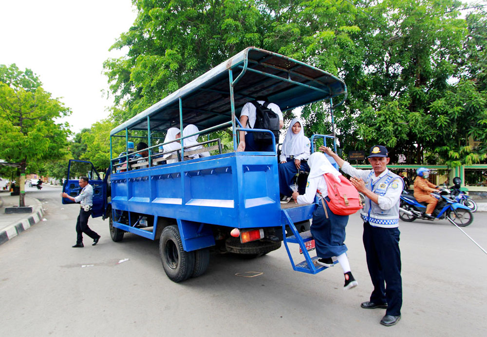 Angkot Mogok, Siswa Diangkut Truk