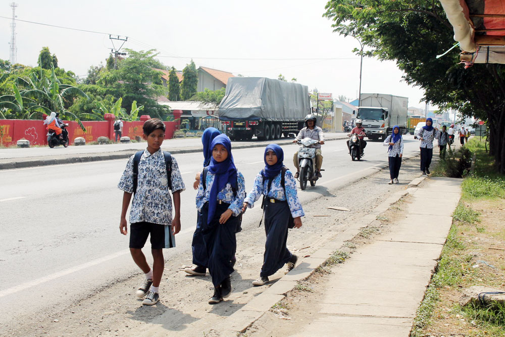 Angkum Mogok, Pelajar Jalan Kaki