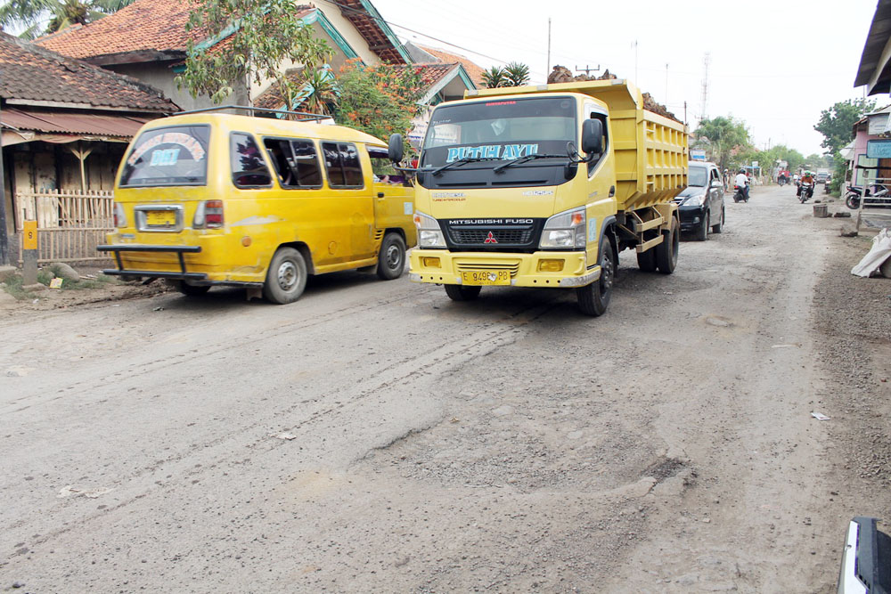 Truk Perparah Kerusakan Jalan