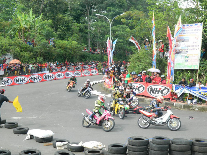 450 Pembalap Motor Adu Cepat