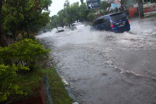Hujan Deras, Sejumlah Ruas Jalan Terendam