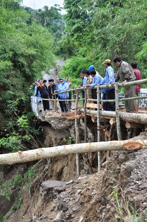 Perbaikan Jembatan Gunung Manik Terkendala