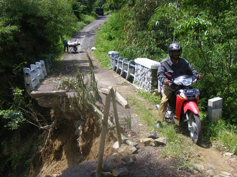 Jembatan Cimahi Putus Akibat Longsor