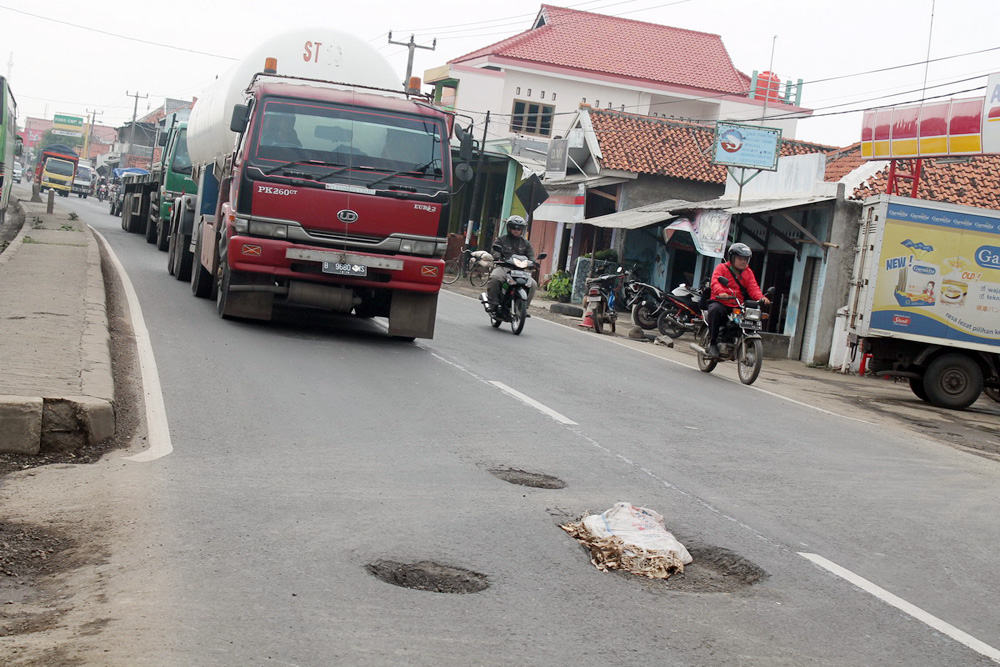 Jalan Pantura Berlubang Ditandai Karung