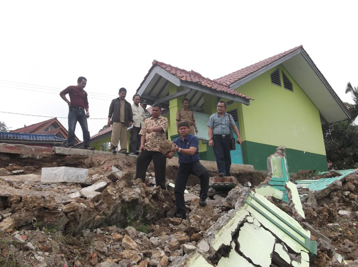 Pagar Sekolah Baru Juga Dibangun, Eeeeh… Roboh