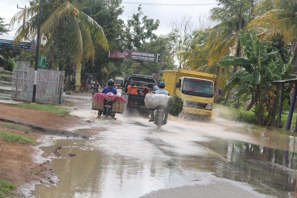 Saluran Irigasi Limpas Meluap