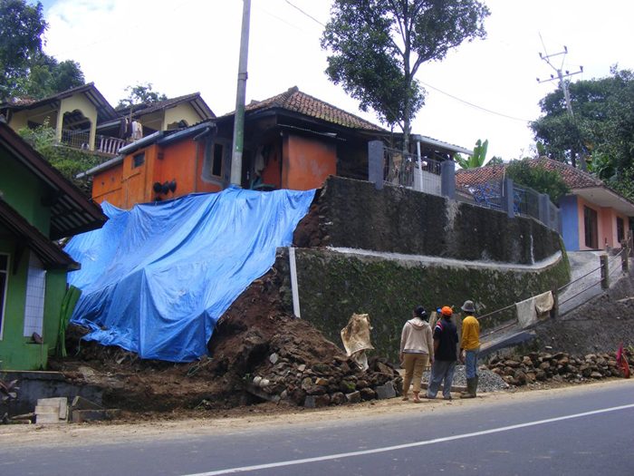 Empat KK Mengungsi