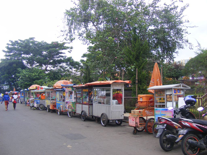 Satpol PP Larang PKL Berjualan di Taman Kota