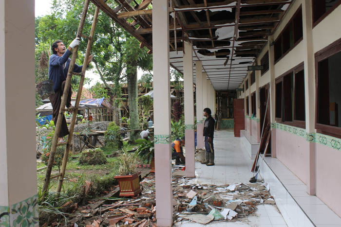 Petir Serang SMA Negeri 1 Kadugede