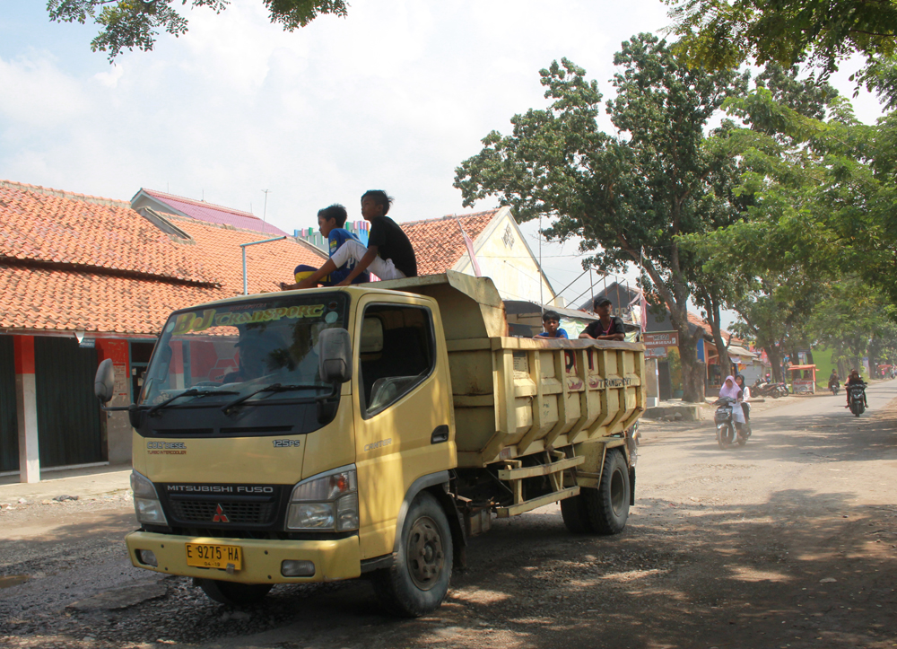 Dewan Bahas Batasan Jam Operasional Dum Truck