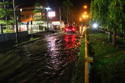 Hujan dan Petir, Banjir Plus Mati Lampu