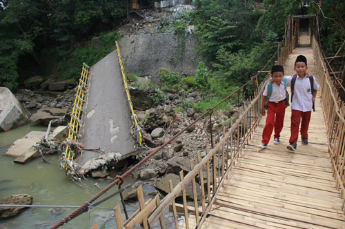 Siswa Lebih Pilih Jembatan Bambu