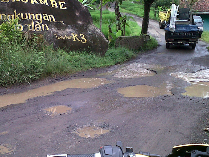 Jalan Penghubung Empat Kecamatan Rusak