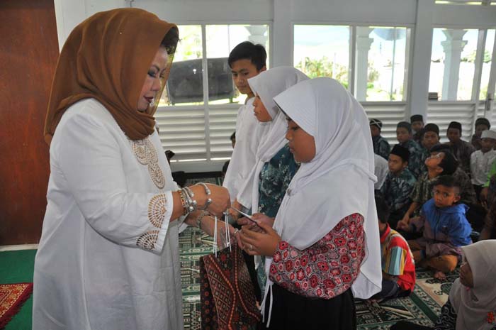 Utje Rayakan Ultah Bersama 100 Anak Yatim