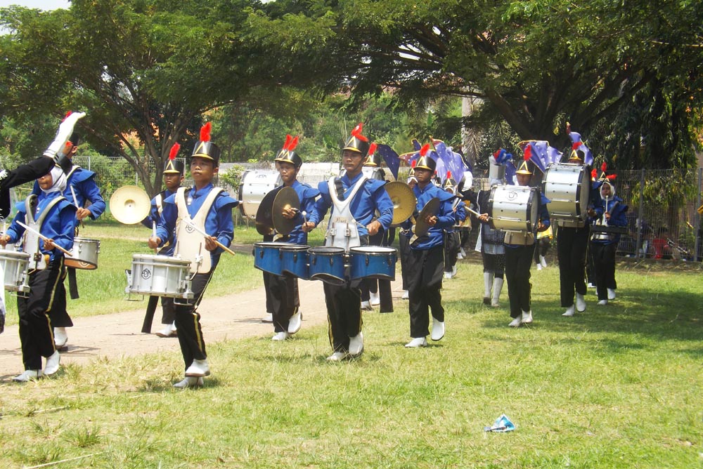 SMP Islamiyah Weru Raih Juara II Festival Drum Band