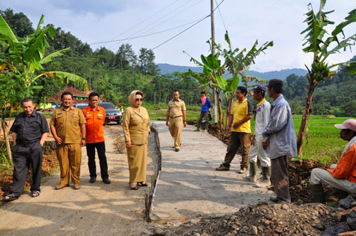 Betonisasi Jalur Cipasung-Subang Capai Rp6 M