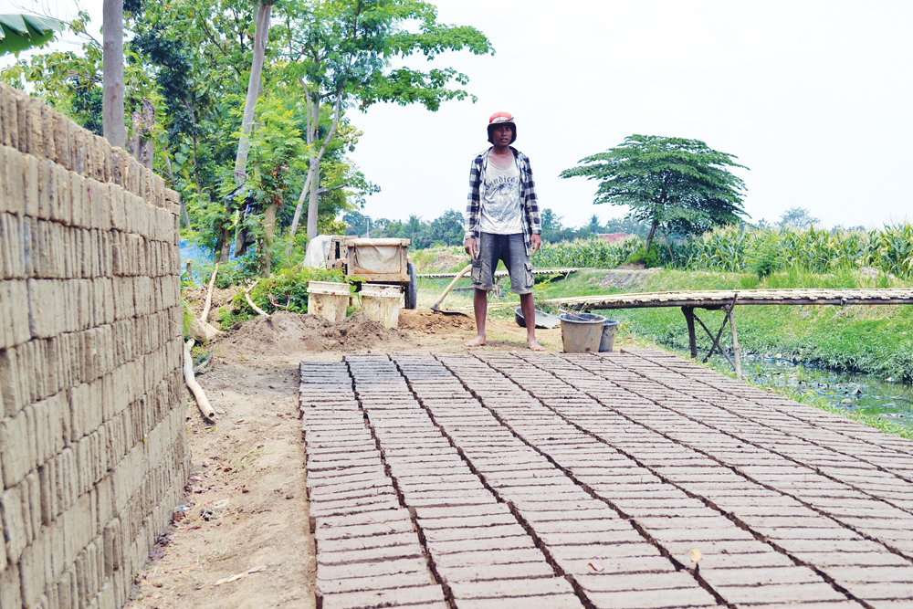 Petani Beralih Jadi Perajin Batu Bata