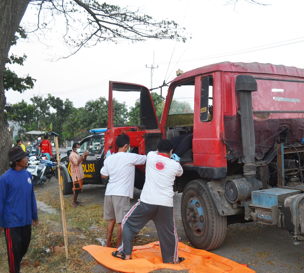 Tiga Hari Terparkir, Sopir Trailer Tewas 