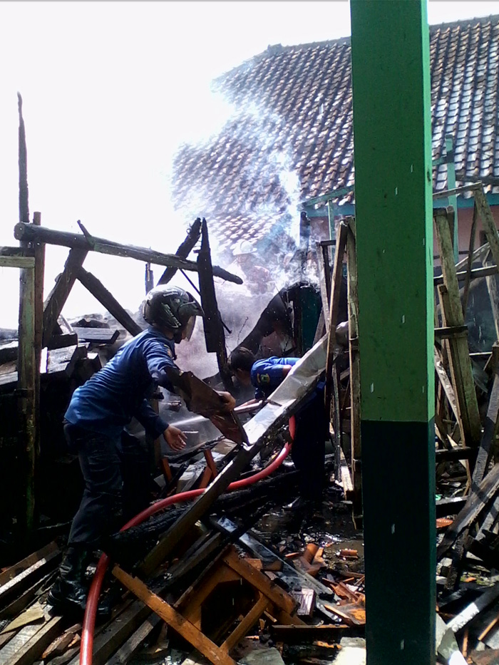 Bangunan Terbakar, Siswa Berhamburan