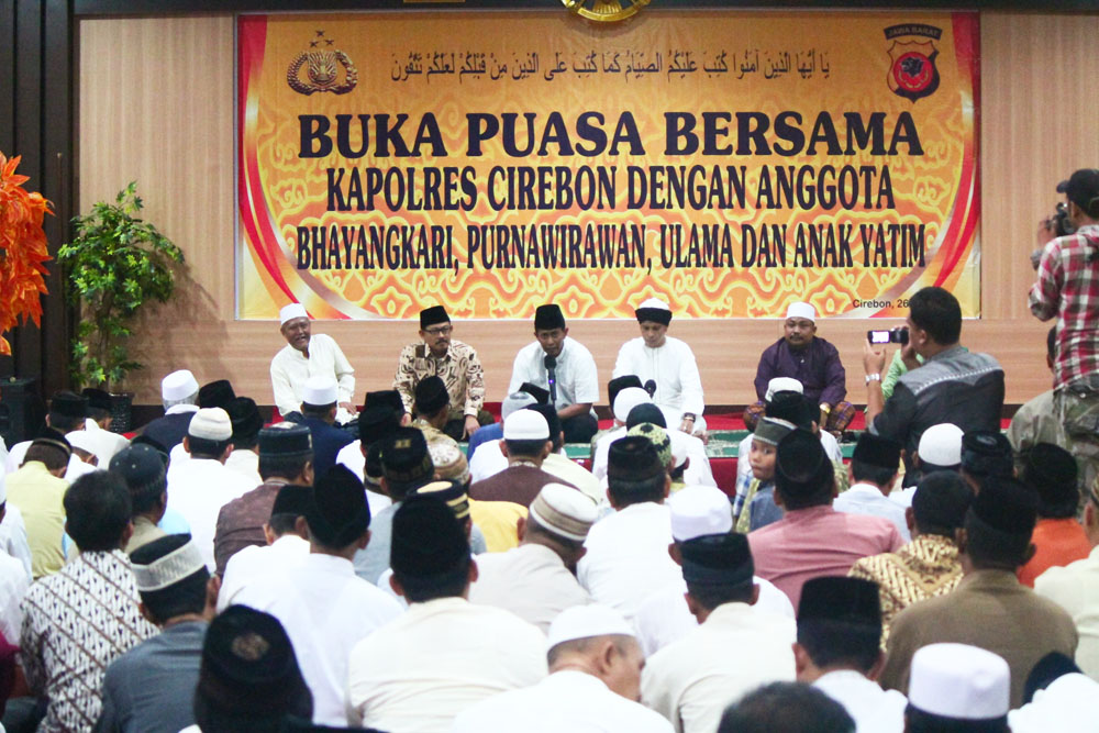 Polres Cirebon Gelar Bukber dengan Masyarakat