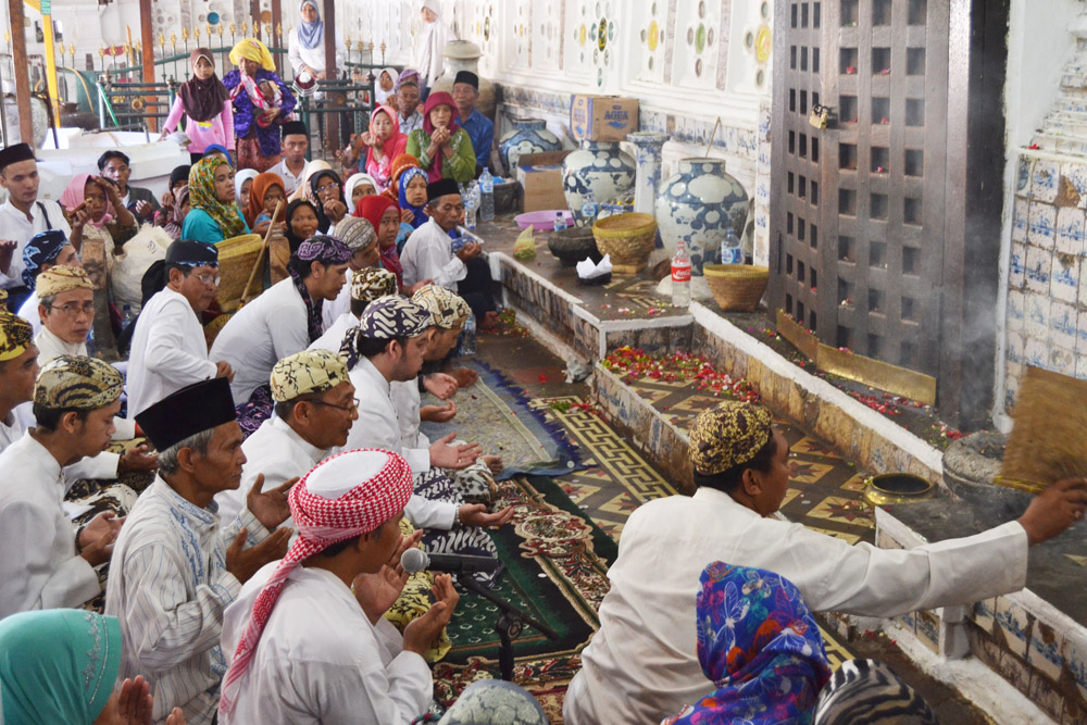 Warga Padati Astana, Ciumi Tangan sang Sultan  